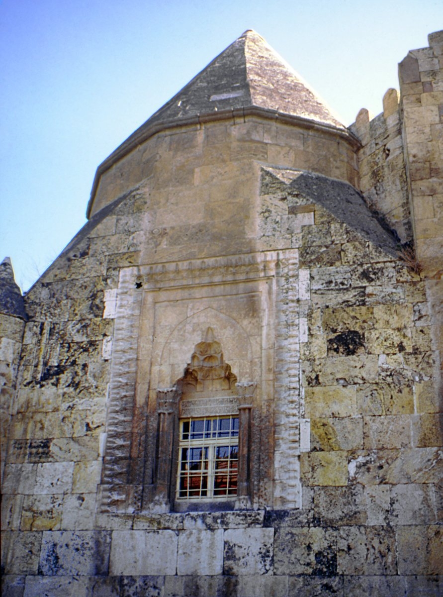 Cacaoğlu Nûreddin’in Caca Bey Medresesi’ne bitişik olan kümbeti – Kırşehir