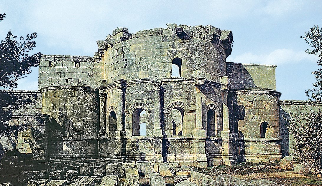 Bizans döneminde, Halep’in 60 km. uzağındainşa edilen Kalat Siman Kilisesi’nin doğu cephesi