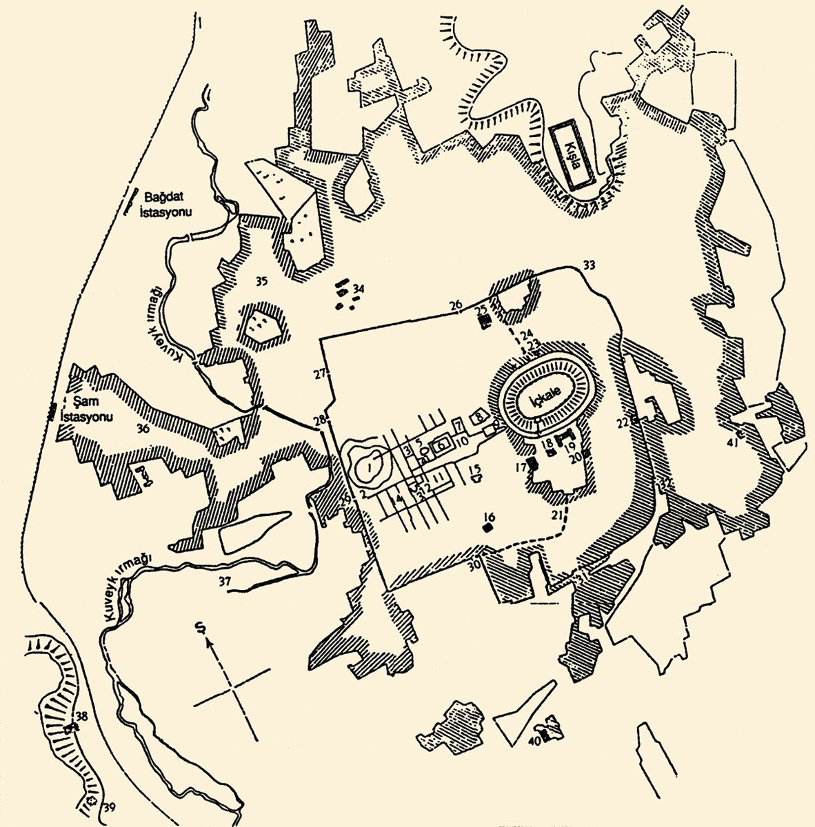 Halep’in planı: 1. Şehrin ilk kurulduğu yer. 2. Şehrin ilk mescidi; Şuaybiye Medresesi. 3. Ebrek Hanı. 4. Tütün hanları. 5. Hallâviyye Medresesi. 6. Ulucami. 7. Özdemir Hanı. 8. Vezir Hanı. 9. Hayır Bey Hanı. 10. Çarşı. 11. Gümrük Hanı. 12. Medresetü’l-Ahmediyye. 13. Behram Paşa Camii. 14. Şehrin eski devirden kalma sokakları. 15. Mehmed Paşa Camii. 16. Mengli Boğa Camii. 17. Hüsrev Paşa Camii. 18. Zâhiriyye Medresesi. 19. Saray. 20. Akboğa Camii. 21. Eski kalenin güney duvarının yeri. 22. Altunboğa Camii. 23. Belediye Dairesi. 24. Eski kalenin kuzey duvarının yeri. 25. Osman Paşa Medresesi. 26. Bâbünnasr. 27. Bâbülferec. 28. Bâbülcinân. 29. Bâbü Antâkiyye. 30. Bâbü Kınnesrîn. 31. Bâbülmakām. 32. Bâbü Neyreb. 33. Bâbülkanat. 34. Kiliseler. 35. Azîziye. 36. Cemîliye. 37. Seyfüddevle’nin sarayının yeri. 38. Meşhed-i Hüseyin. 39. Meşhed-i Muhsin. 40. Firdevs Medresesi. 41. Ağacık Camii.