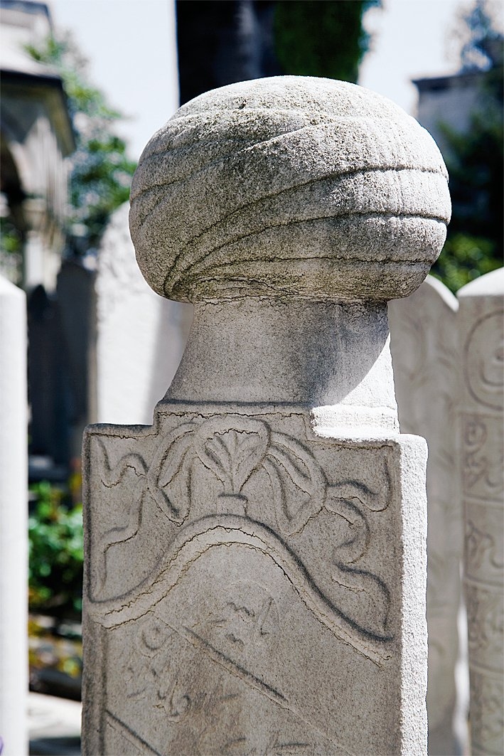 Baş taşında sarık olan bir mezar taşı