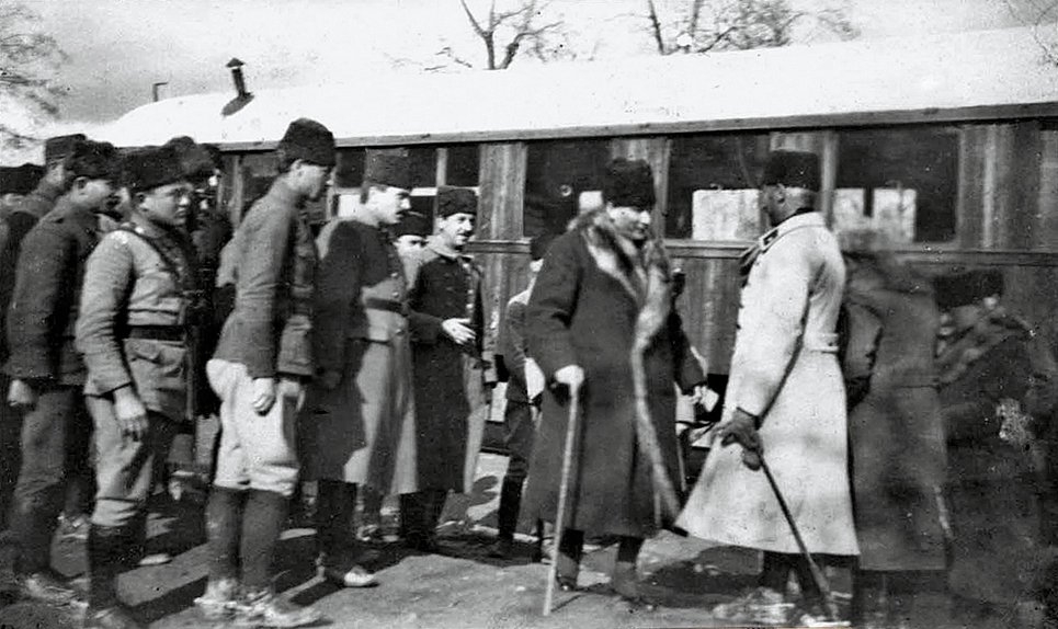 Başkumandan Mustafa Kemal Paşa’nın Çay Tren İstasyonu’nda II. Ordu Komutanı Ali İhsan Paşa tarafından karşılanışını gösteren bir fotoğraf (Genelkurmay ATASE ve Dent. Başkanlığı Arşivi, Atatürk Koleksiyonu Albüm nr. 2, fotoğraf 38)