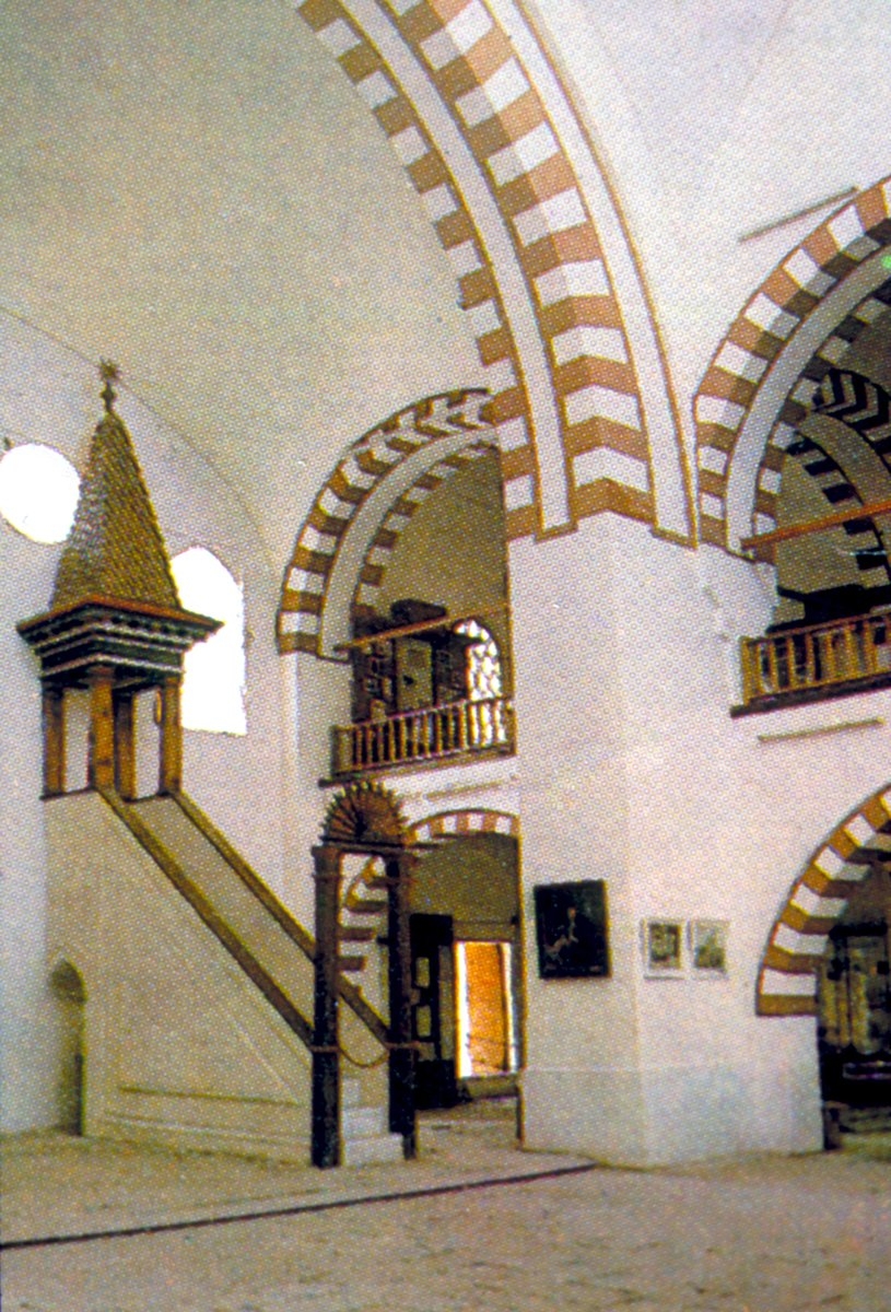 Han Camii’nin içinden bir görünüş