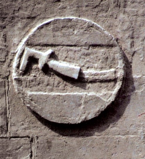 Kahire’de Mencek el-Yûsufî Silâhdar Sarayı kapısında silâhdarın rengi kılıç