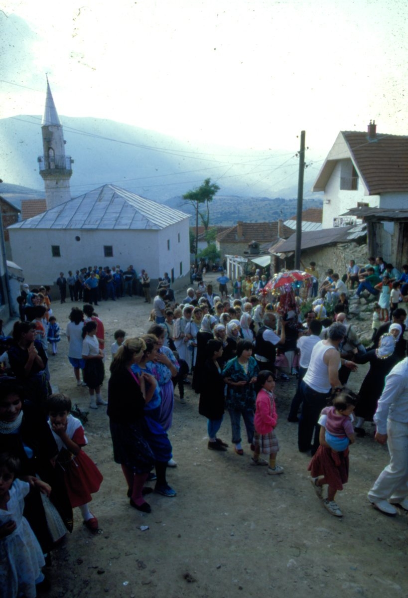 Kosova’da bir köy düğünü görüntüsü