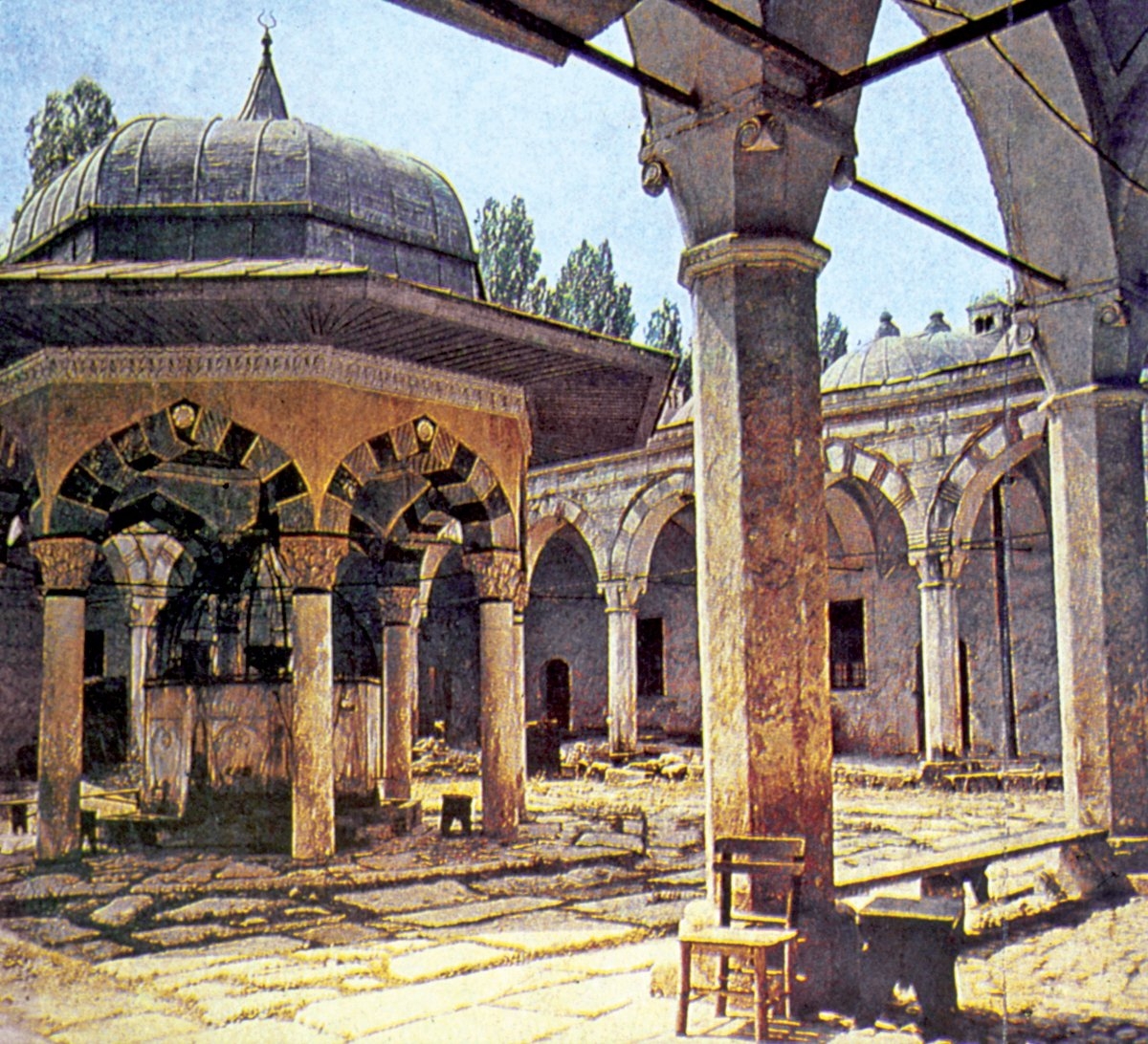 Şerif Halil Paşa Camii ve Medresesi’ninavlusundan bir görünüş