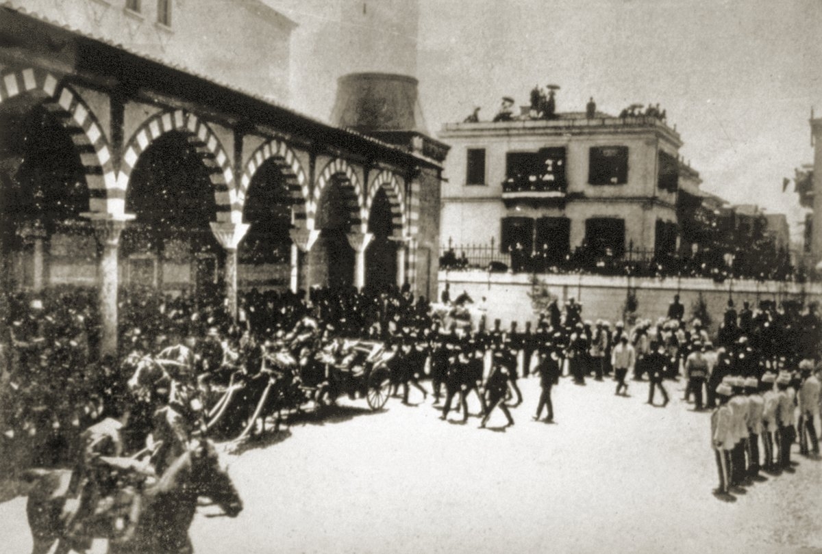 Selânik Ayasofya Camii avlusunda Sultan Reşad’ın selâmlık resmi (S. Eyice arşivi)