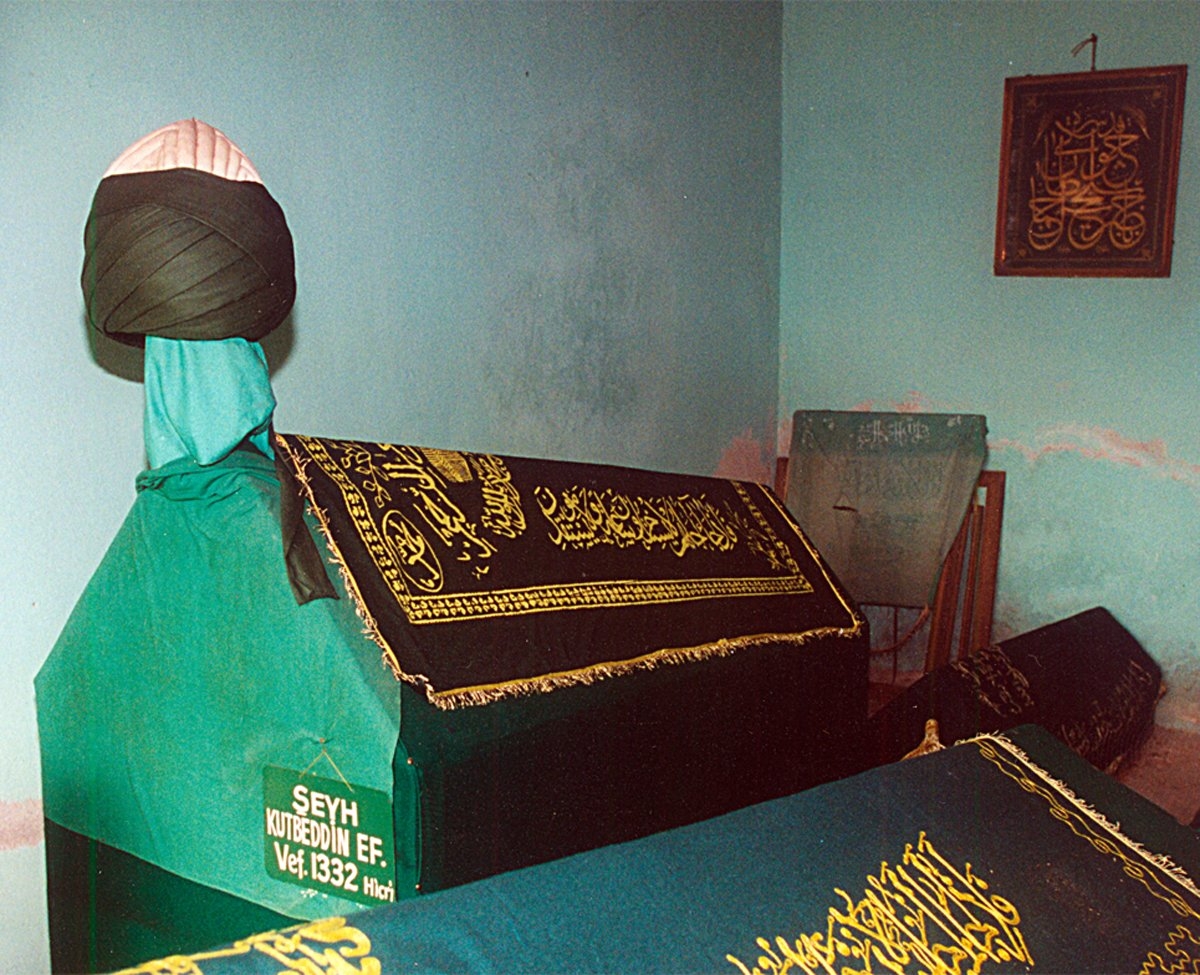 Fatih’te Kutbî Dede Efendi’ninKoca Mustafa Paşa Külliyesi’ndekitürbelerden birinin içinde bulunan sandukası