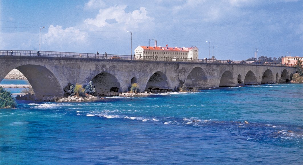 Adana’da Seyhan nehri üzerinde kurulmuş olan yirmi bir gözlü Taşköprü
