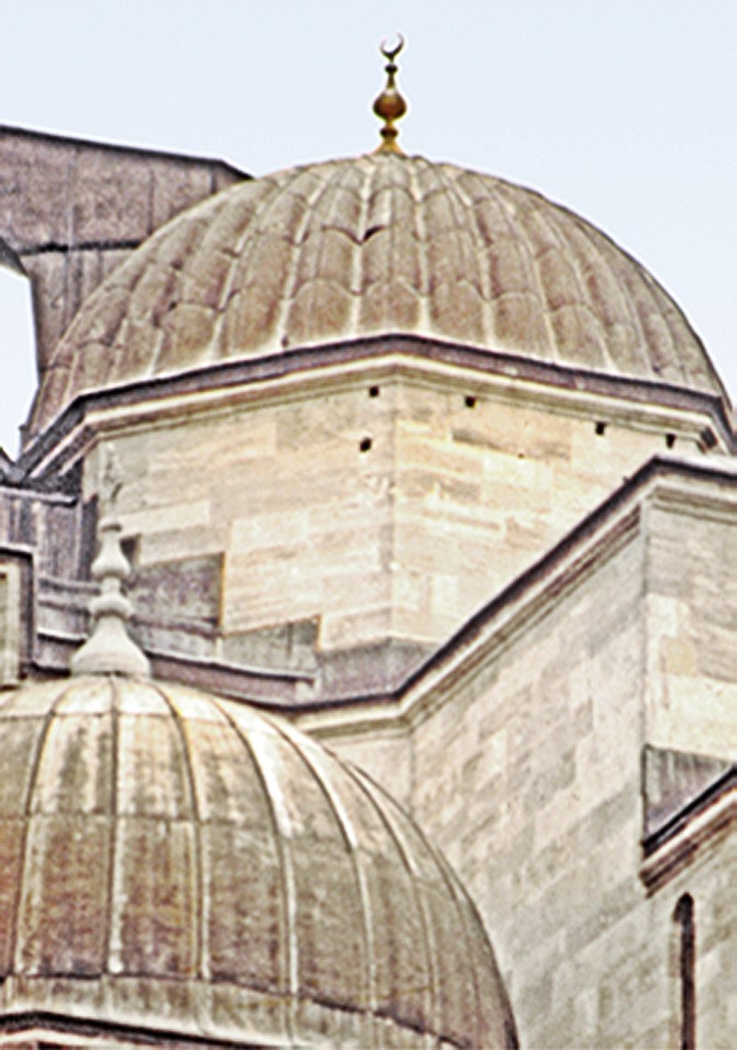 Süleymaniye Camii’nin sekizgen gövdeli, dilimli kubbecikle örtülü yalın görünümlü ağırlık kulesi