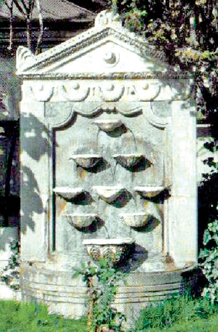 Konya Mevlânâ Dergâhı bahçesinde alınlığında antik bir lahit kapağının devşirme olarak kullanıldığı çanaklı selsebil