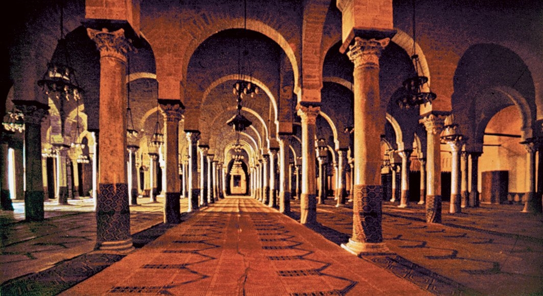 Temeli 50 (670) yılında Ukbe b. Nâfi‘ tarafından atılan Sîdî Ukbe Camii’nin harim kısmından bir görünüş – Kayrevan/Tunus