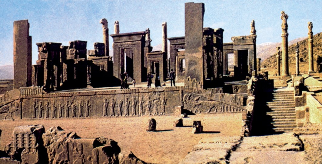 Şîraz’ın 70 km. kuzeydoğusundaki Taht-ı Cemşîd (Persepolis) harabelerinden bir görünüş – İran