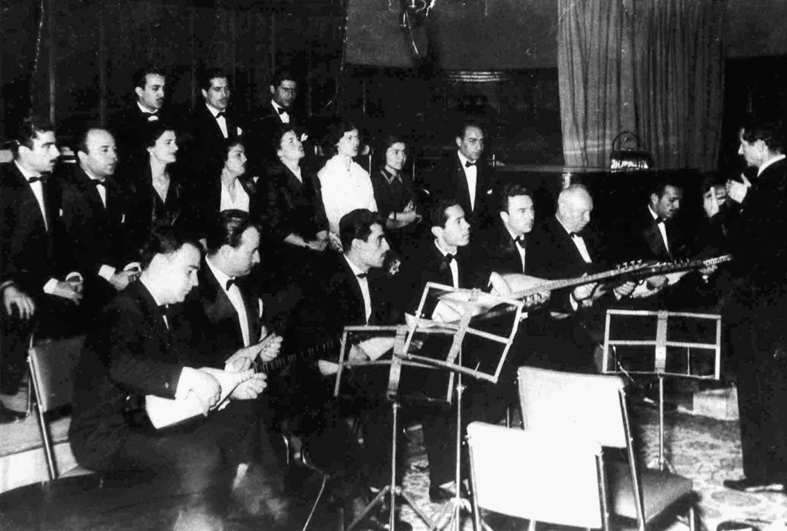 Muzaffer Sarısözen, Yurttan Sesler Korosu’nu yönetirken