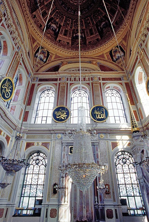 Empire üslûbunun dinî mimarideki âbidevî örneklerinden biri olan Ortaköy Camii’nin içinden bir görünüş – İstanbul