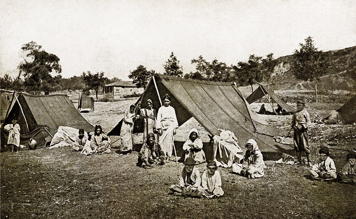 XX. yüzyılın ilk yarısı Büyükdere’de çadırlarını kuran Çingeneler’i gösteren kartpostal