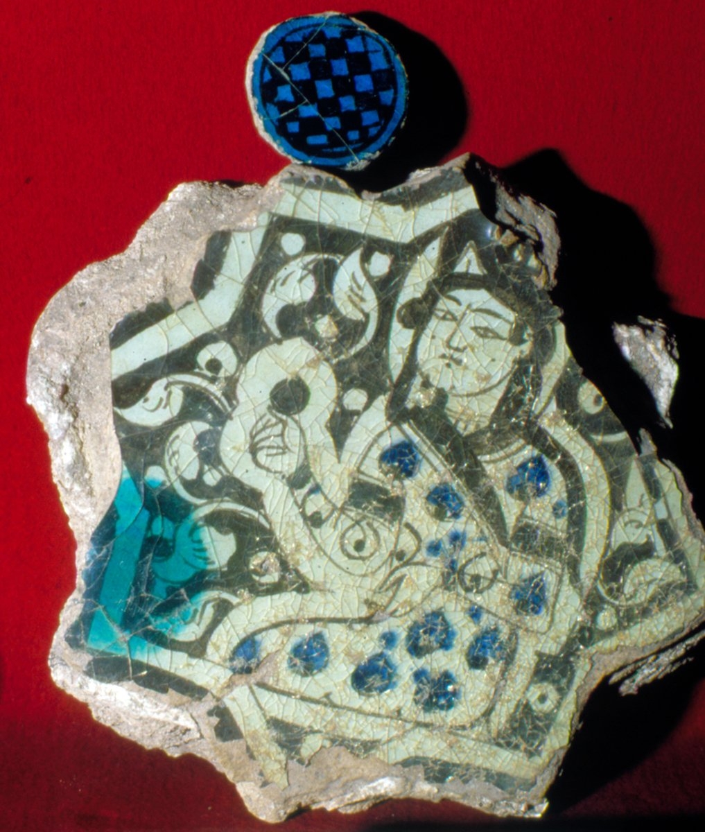 Kubâdâbâd Sarayı’na ait lüster tekniğinde yapılmış insan figürlü çini örneği