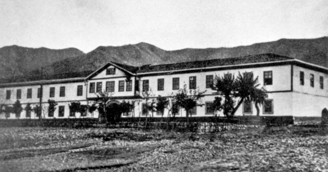 Rize Nizâmiye Kışlası’nın XIX. yüzyıl sonlarına ait fotoğrafı (İÜ Ktp., Albüm, nr. 90764, rs. 18)