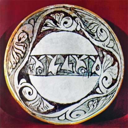 Medînetüzzehrâ kazılarında bulunan kûfî yazılı tabak (Museo Arqueológico Nacional – Madrid)