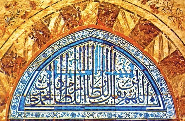 Üç Şerefeli Cami’ninçinili pencere alınlıklarından biri – Edirne