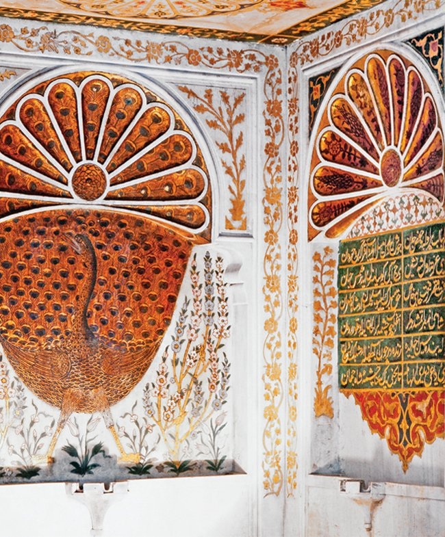 Çinili Köşk’ün birinci katındaki tavus kuşlu çeşme