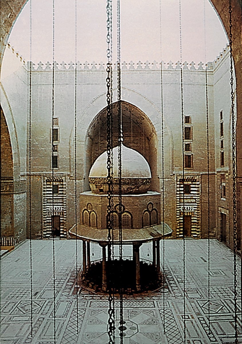 Sultan Hasan Medresesi’nin merkezî avlusundan bir görünüş