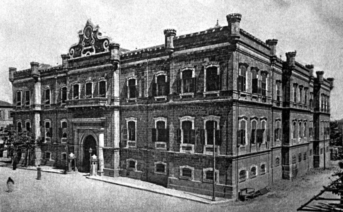 Beyrut’ta 1884 yılında Osmanlılar tarafından inşa edilen Küçük Saray (N. Jidejian, Beirut, Beyrut 1986, s. 243, foto nr. 246)