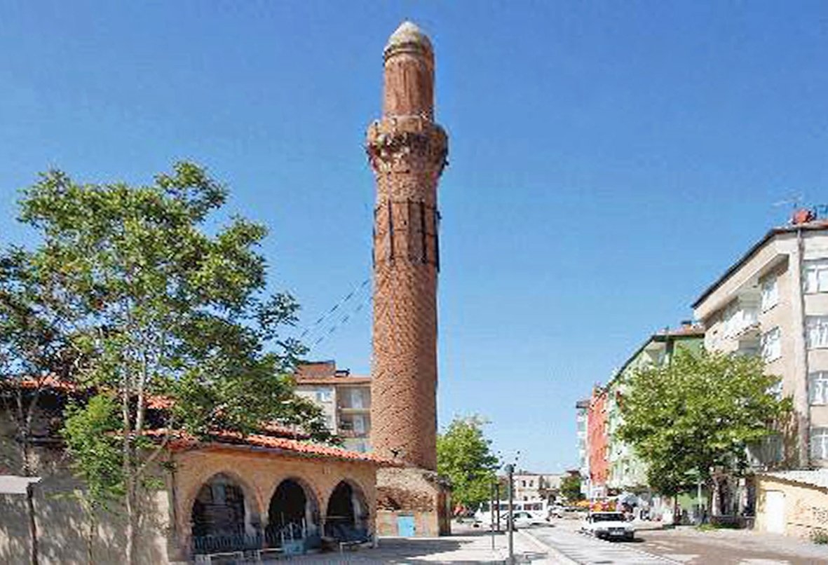 Aksaray’da XIII. yüzyılda üzeri çinilerle kaplanarak inşa edilen Eğri Minare (Emrullah Güney arşivi)