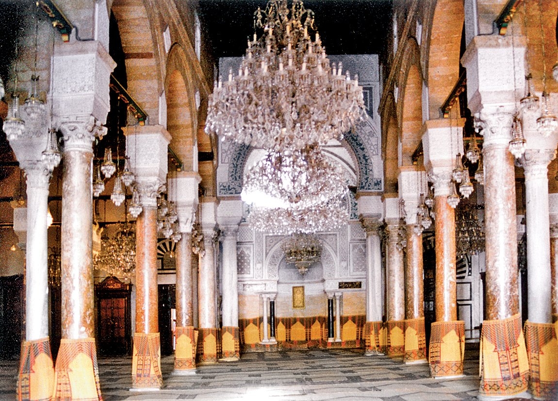 Zeytûne Camii’nin orta sahnından mihraba bakış