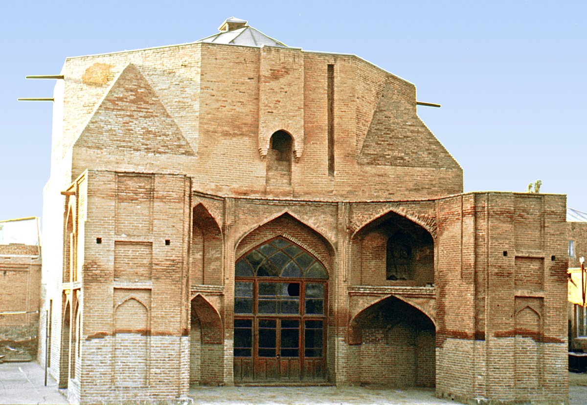 Kazvin’deki Mescid-i Haydariyye’nin mihrap önü kubbesinin bulunduğu mekân