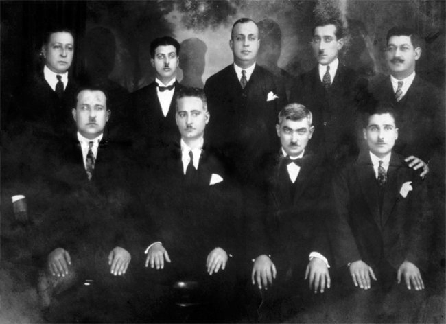 Cumhuriyet devri fasıllarının önemli simalarından bazıları (ayaktakiler, soldan sağa): Kemânî İhsan Bey, kanunî Ahmet Yatman, ûdî Mısırlı İbrâhim, klarnetçi Şeref Özsoy, kemençeci Sotiri; (oturanlar, soldan sağa): Hânende İbrâhim Efendi, hânende Yahya, hânende Ağyazar, gazelhan Numan İçlises