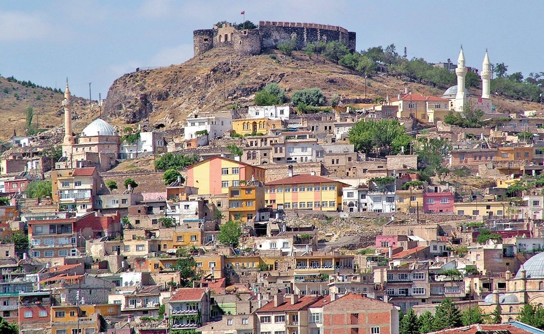 Nevşehir Kalesi’nin bulunduğu tepe ile eteğindeki yerleşim kesiminden bir görünüş