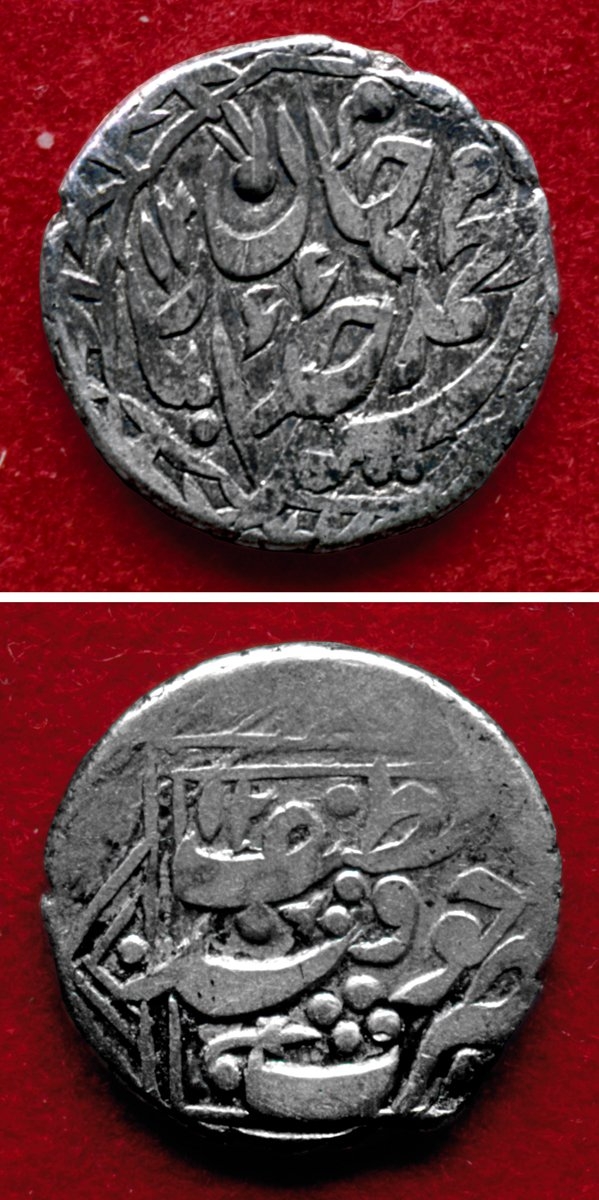 Hokand hanlarından Hudâyâr adına kesilen gümüş sikke (İstanbul Arkeoloji Müzeleri, Teşhir nr. 2537)