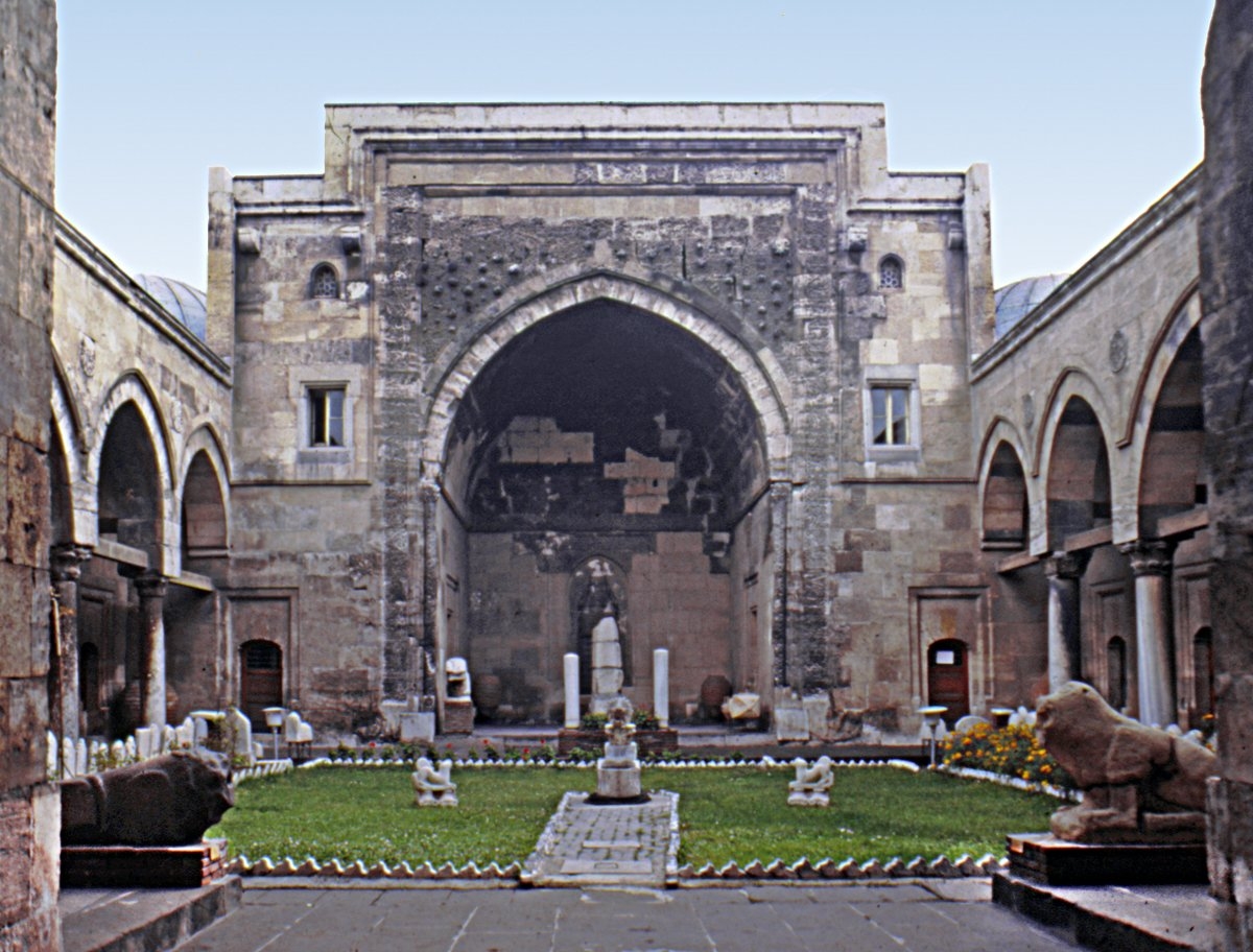 Burûciye Medresesi’nin avlusu – Sivas