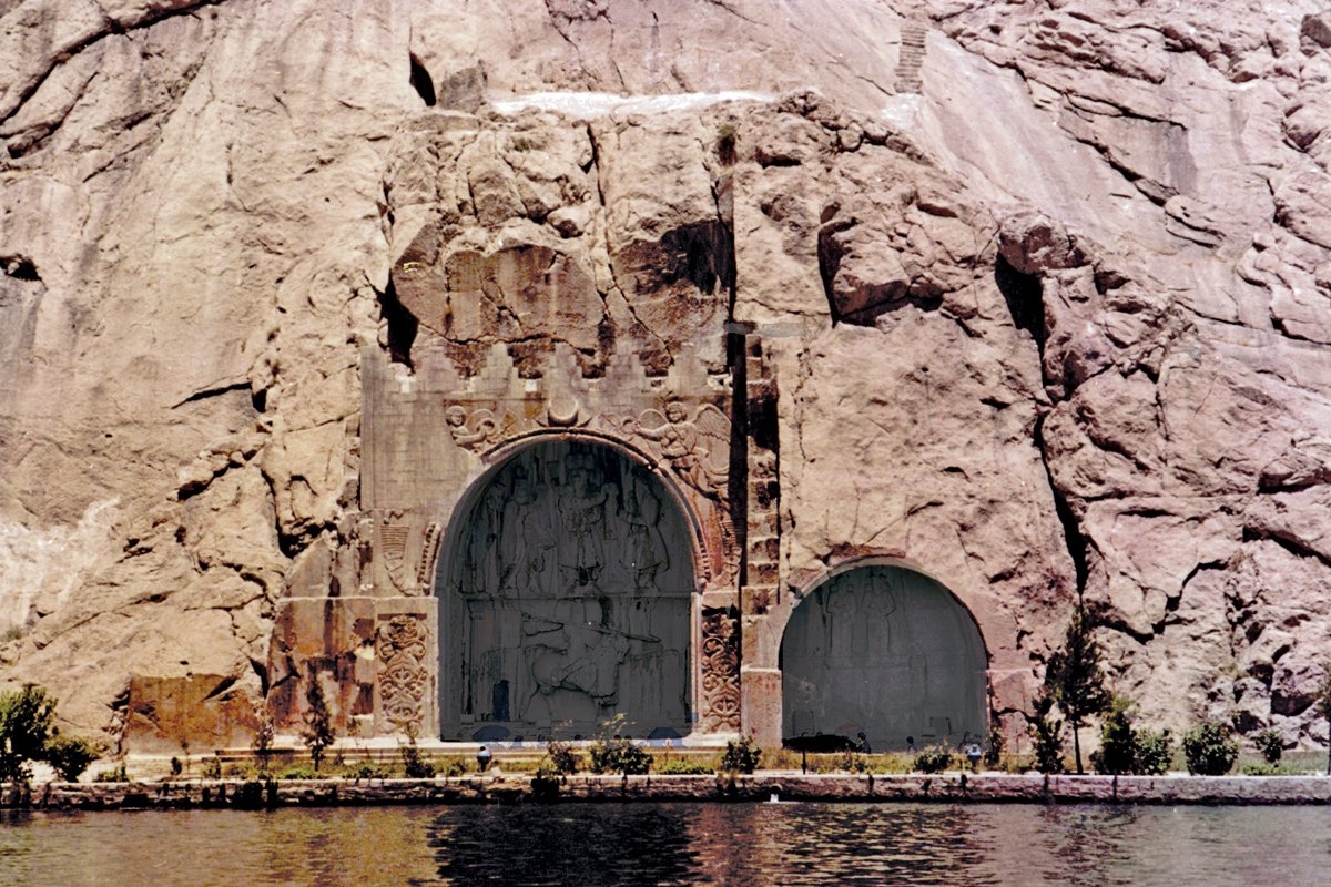 Kirmanşah’ın 4 km. doğusundaki Tâk-ı Bustân harabelerinden bir görünüş