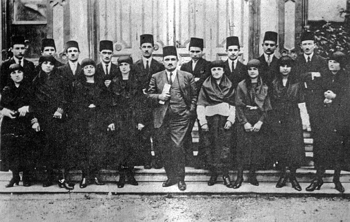 Yahya Kemal Dârülfünun Edebiyat Fakültesi’nde talebeleriyle