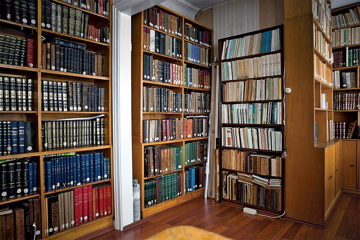 İslâmî İlimler Araştırma Vakfı kütüphanesinden bir köşe