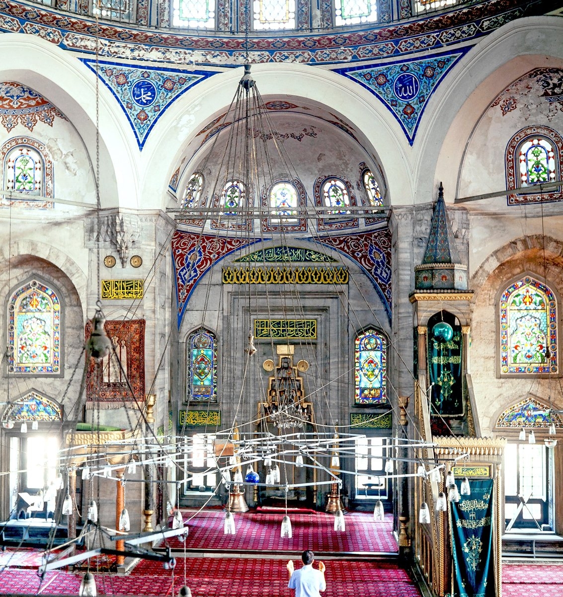 Azapkapı Camii’nin harim kısmından bir görünüş