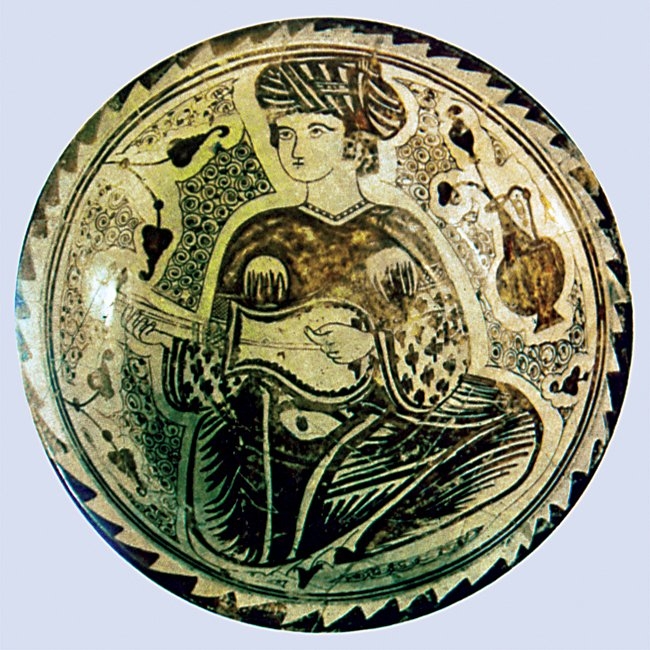 Fâtımîler dönemine ait bir madenî tabak(Kahire Müzesi – Mısır)