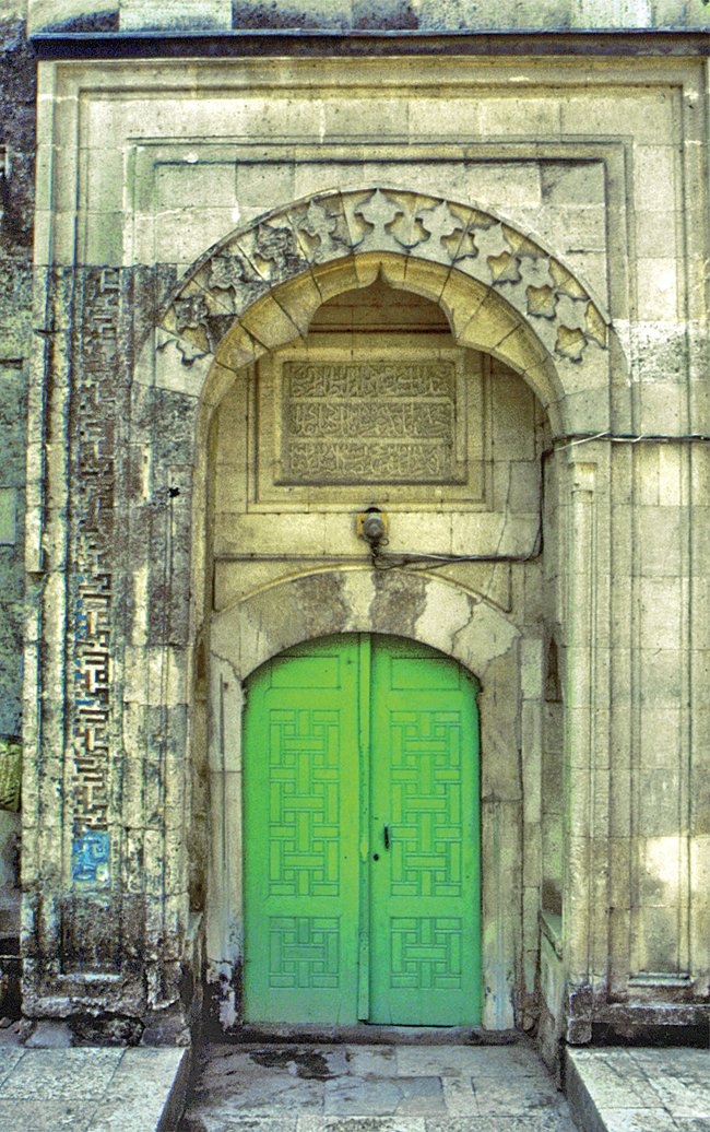 Şah Melek Camii’nin taçkapısı