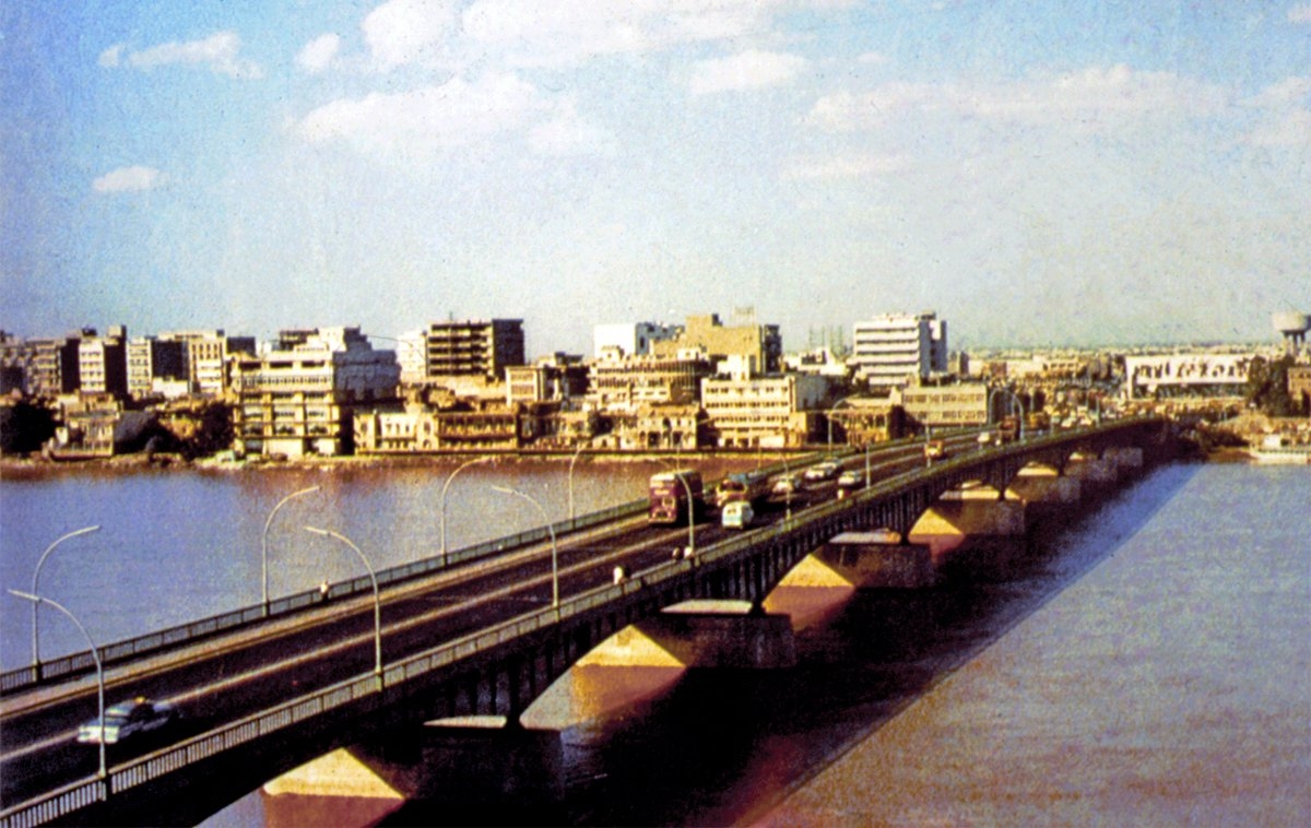 Bağdat’ta Dicle nehri üzerindeki Cumhuriye Köprüsü (1991 bombardımanından önce)
