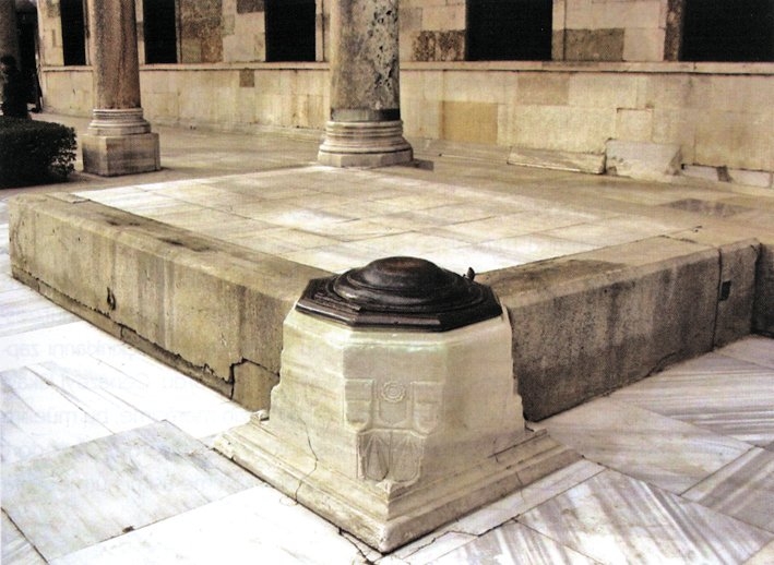 Mukaddes Emanetler Dairesi süpürüldüğünde çıkan tozların atıldığı kapaklı kuyu ve padişah naaşlarının konulup tezkiye edildiği mermer set