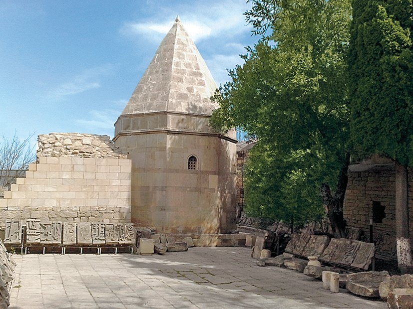 Yahyâ-yı Şirvânî’nin Şirvanşahlar Sarayı’nın arka avlusundaki türbesi