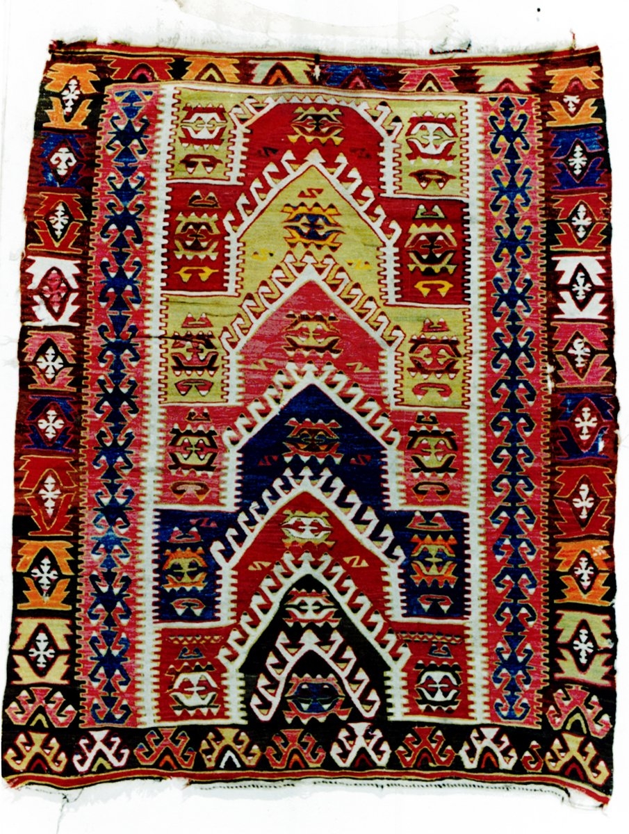 Konya Etnografya Müzesi’nde sergilenenXIX. yüzyıla ait Konya işi kilim seccade(Envanter nr. 3033)
