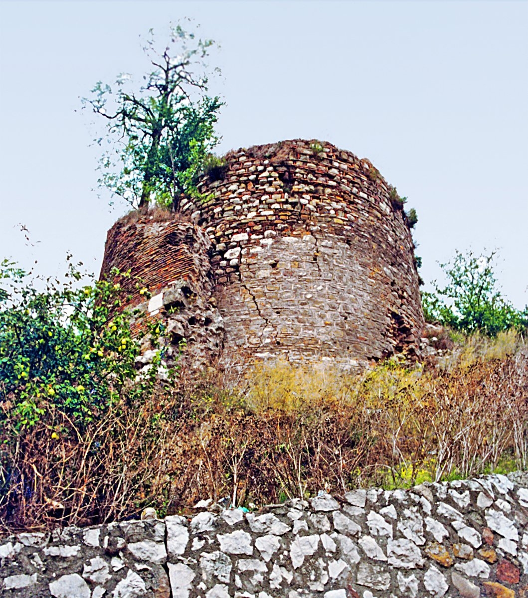 İzmit’te Bizans dönemi surlarından günümüze ulaşan bir burç