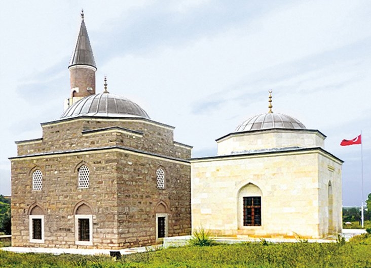 Turahan Bey’in inşa ettirdiği caminin restorasyondan sonraki hali ve türbesi