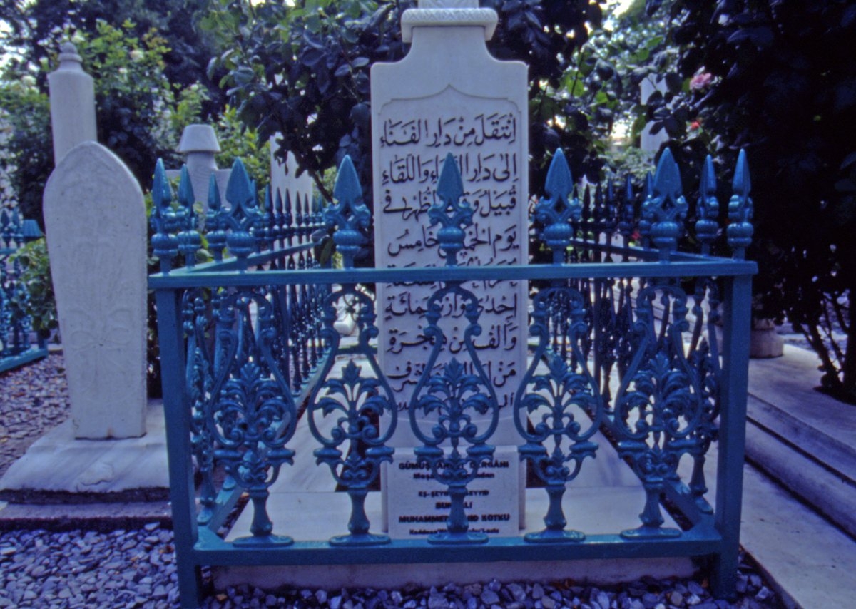 Mehmet Zahit Kotku’nun Süleymaniye Camii hazîresindeki mezarı