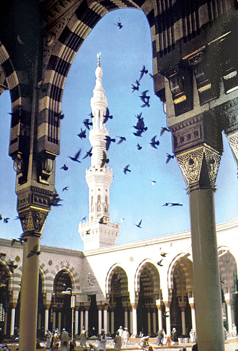 Kare şeklinde avlunun ilk defa görüldüğüMescid-i Nebevî’nin avlusu