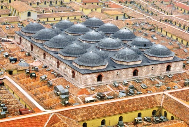 Kapalı Çarşı kompleksi içinde kalmış olan Cevâhir Bedesteni – Fatih/İstanbul