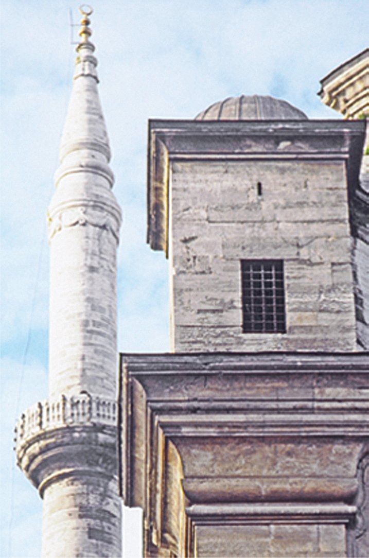 Nuruosmaniye Camii’nin kare kesitli ağırlık kulesi