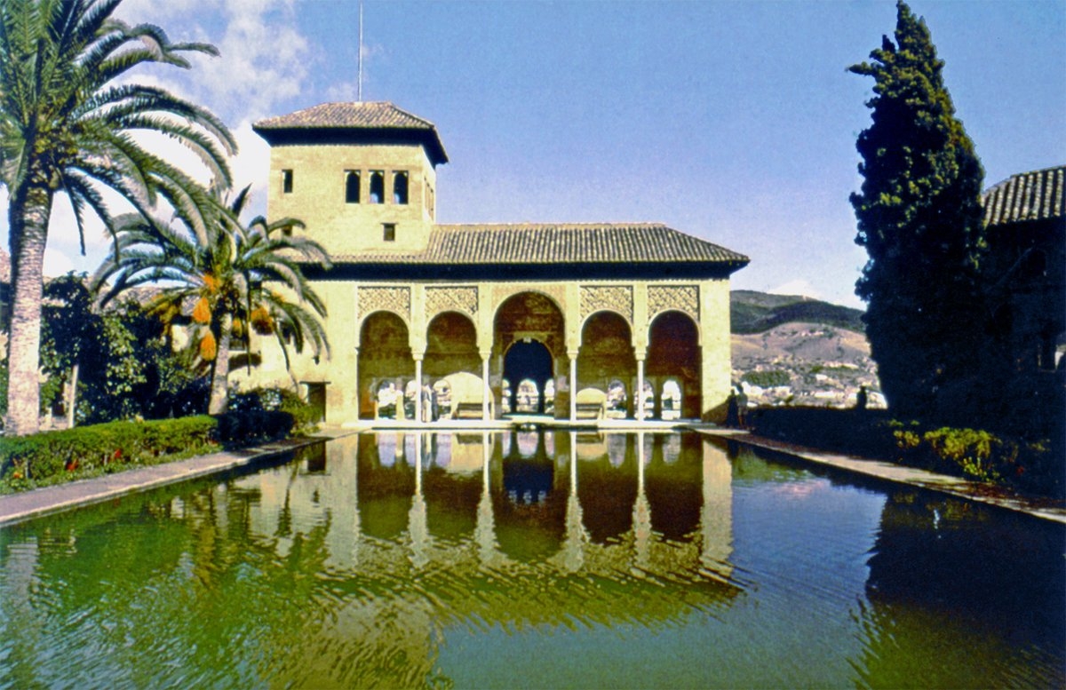 Günümüze ulaşmış İslâm avlu ve bahçelerinden Elhamra Sarayı’ndaki Havuzlu Avlu – Gırnata/İspanya